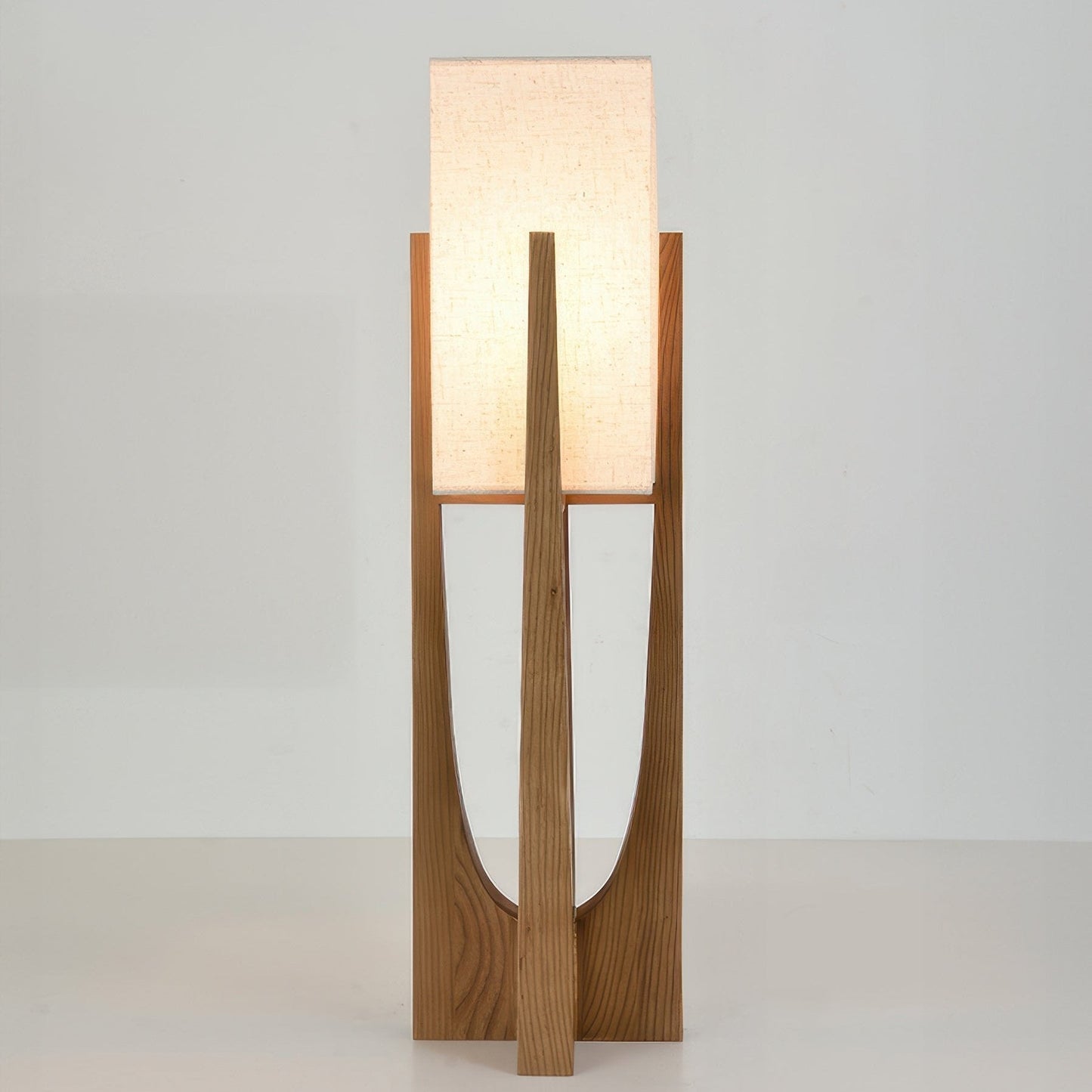 Stehleuchte aus japanischem Nussbaumholz im schlichten Design