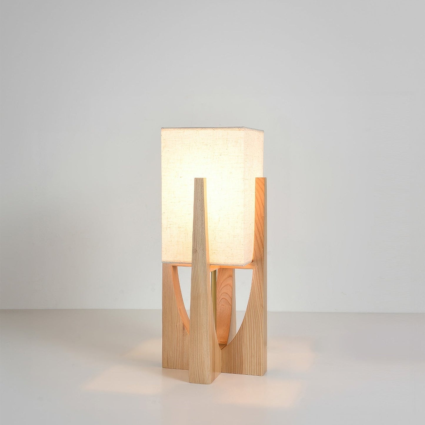 Stehleuchte aus japanischem Nussbaumholz im schlichten Design