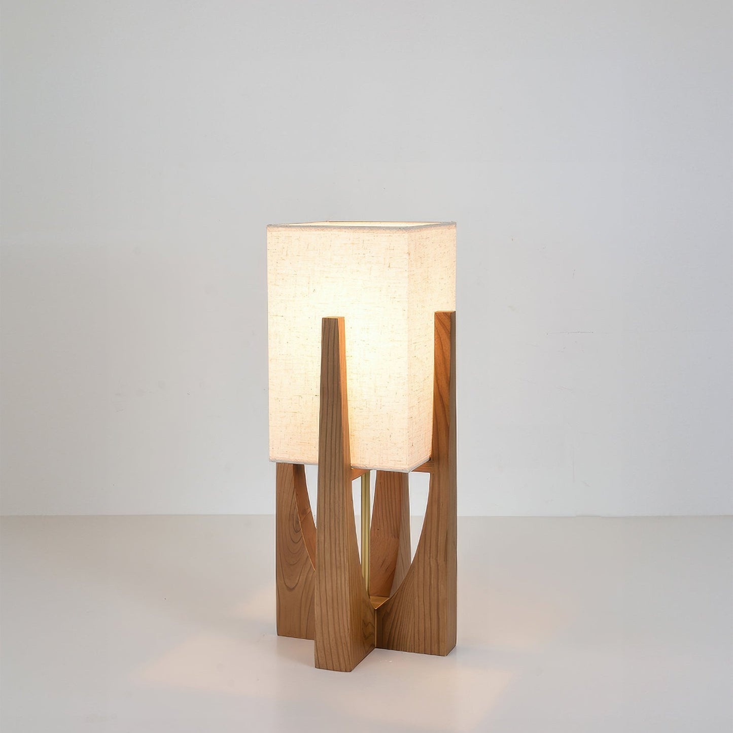 Stehleuchte aus japanischem Nussbaumholz im schlichten Design