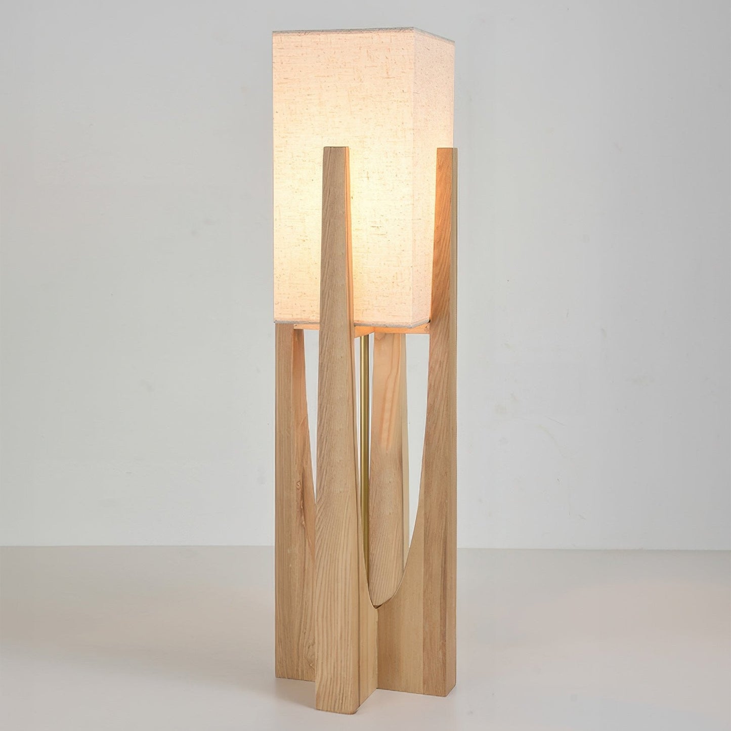 Stehleuchte aus japanischem Nussbaumholz im schlichten Design